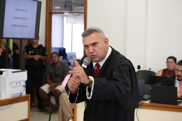Luiz Paulo argumentando